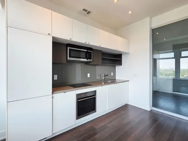 111 St. Clair AVE W #1222, Toronto C02, ON M4V 1N5