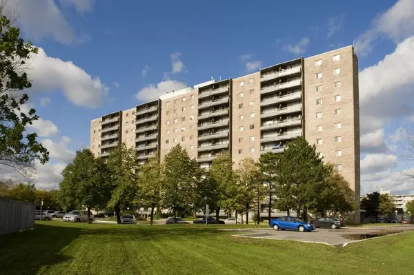 165 Kennedy RD #402, Brampton, ON L6W 3H2