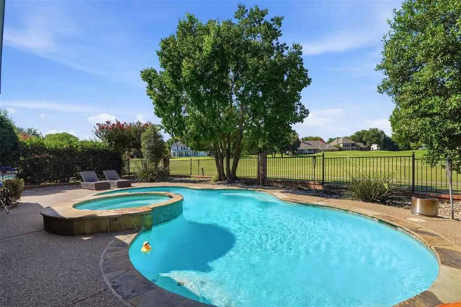 902 Riviera Drive, Mansfield, TX 76063