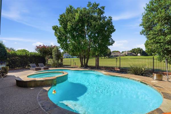 902 Riviera Drive, Mansfield, TX 76063