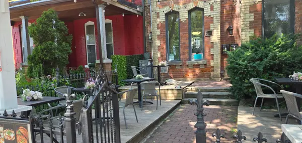 290 Gerrard ST E, Toronto C08, ON M5A 2G4