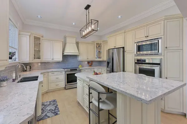 5 Humberview DR, Vaughan, ON L4H 1B1