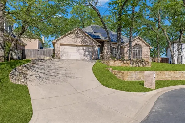 905 Forest Hollow Drive, Hurst, TX 76053