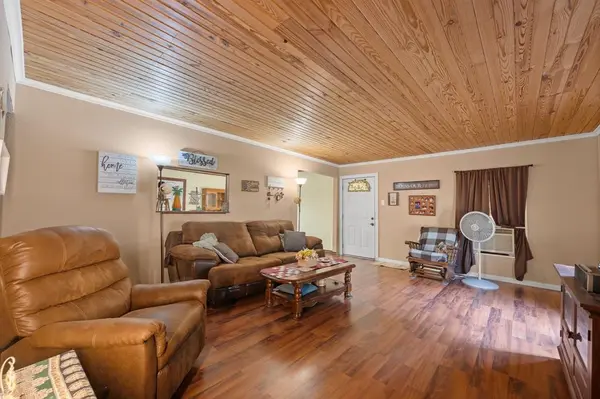 402 College Street, Grandview, TX 76050