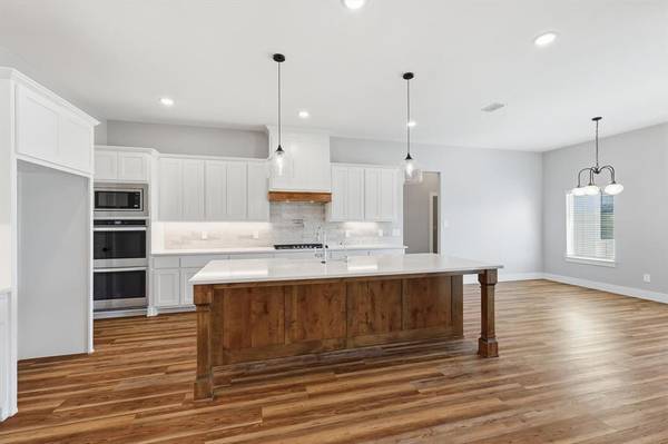 420 Zonaverde Court, Poolville, TX 76487