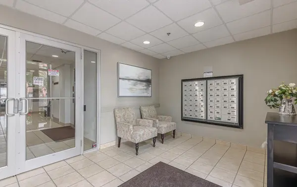 391 Plains RD E #404, Burlington, ON L7T 4M2