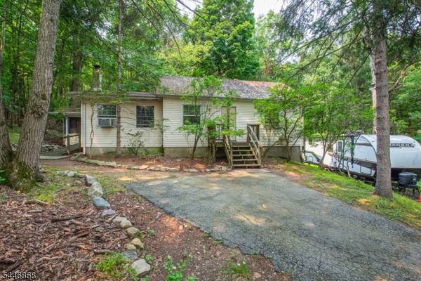 197 Snake Den Rd, Bloomingdale Boro, NJ 07465