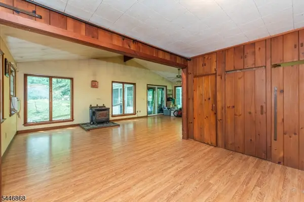 197 Snake Den Rd, Bloomingdale Boro, NJ 07465