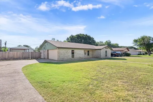 332 Bowie Lane, Hewitt, TX 76643