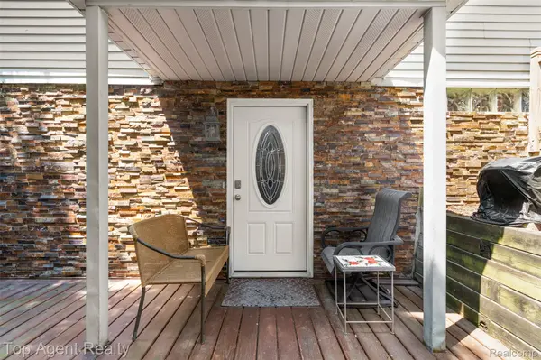 312 Beach DR, Oakland Charter Township, MI 48363
