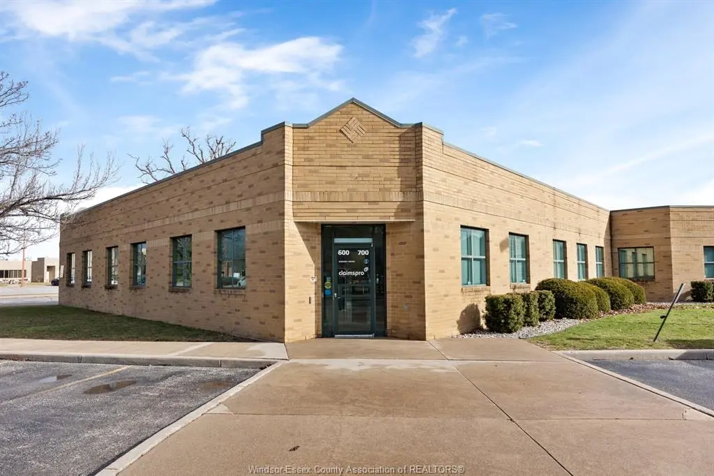 3100 TEMPLE Drive, Windsor, ON N8W 5J6
