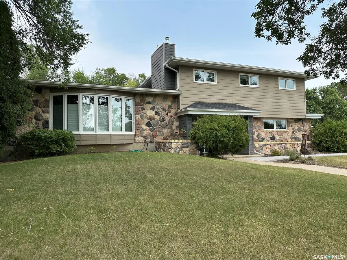 815 Douglas ROAD, Weyburn, SK S4H 2M9