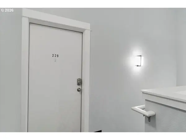 229 COMMERCIAL ST NE, Salem, OR 97301