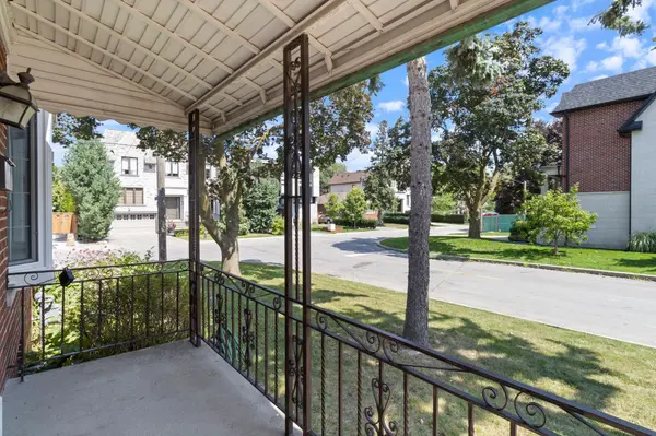 519 Douglas AVE, Toronto C04, ON M5M 1H7