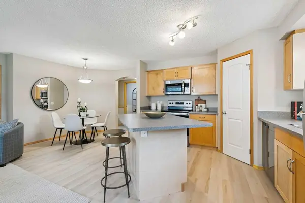 7 Everridge SQ SW #106, Calgary, AB T2Y5J5