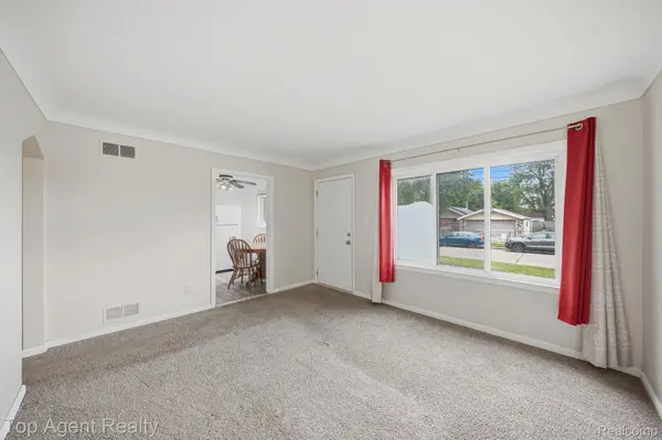 28553 Pinehurst ST, Roseville, MI 48066