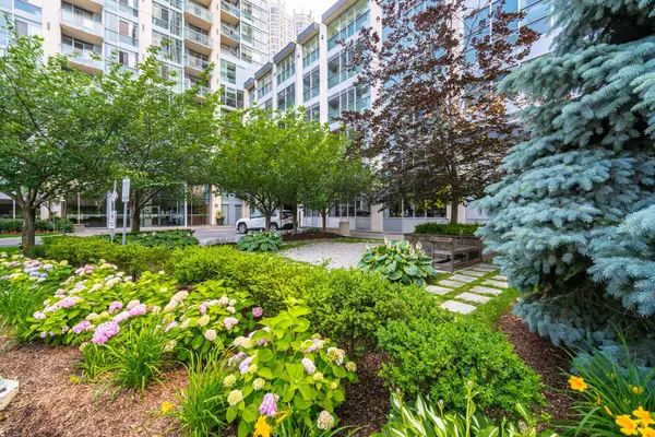 225 Webb DR #810, Mississauga, ON L5B 4P2