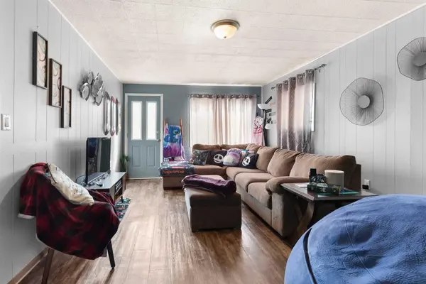 802 2 ST SE, Redcliff, AB T0J2P0