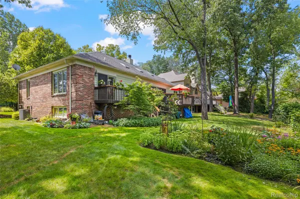 2050 Shire CT, Commerce Charter Township, MI 48382