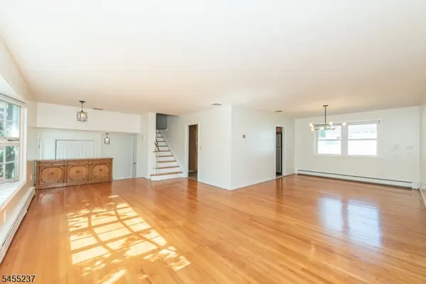 44 Daniels Dr, Clifton City, NJ 07013