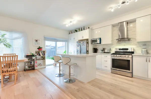 7 Fairlawn AVE, Markham, ON L6C 2E7