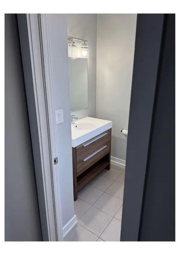657 BARTON ST E #301, Hamilton, ON L8L 3A3