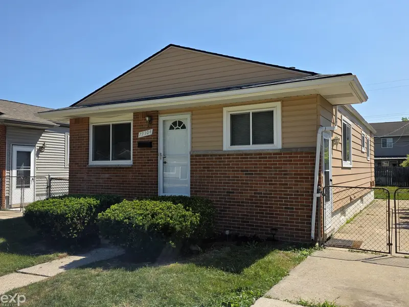 29304 Rosebriar ST, St Clair Shores, MI 48081
