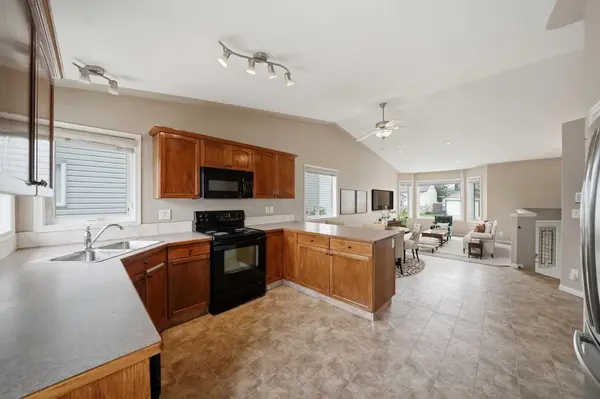 84 Heartland CRES, Penhold, AB T0M 1R0