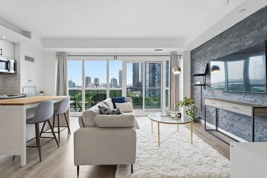 165 Legion RD N #825, Toronto W06, ON M8Y 0B3