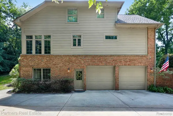 5935 Winans View CT, Hamburg Township, MI 48169