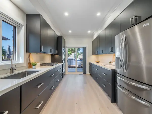 258 Livingstone ST E, Barrie, ON L4M 6N6