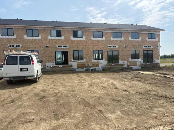 38 Station DR, Sylvan Lake, AB T4S 0W7