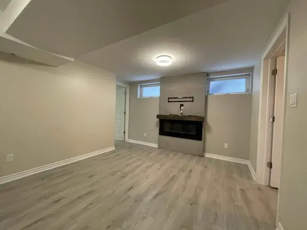 69 Simpson RD #Lower, Newmarket, ON L3Y 5E5