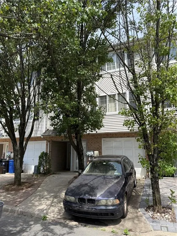 28 White Oak LN, Staten Island, NY 10309