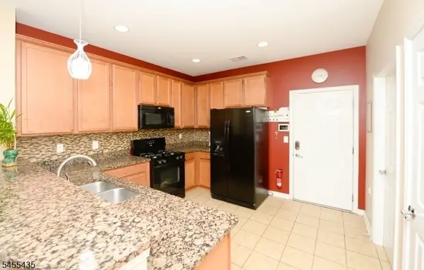 5 Holly Ln, Garfield City, NJ 07026