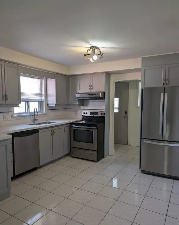 38 Harding BLVD #Main, Richmond Hill, ON L4C 1S8