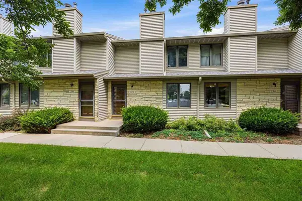 218 West Side Dr, Iowa City, IA 52246