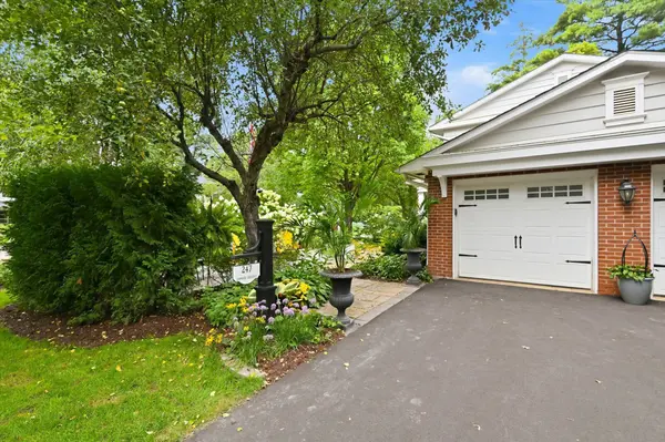 247 Linwood CRES, Burlington, ON L7L 4A2