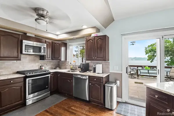 3233 Shawnee LN, Waterford Charter Township, MI 48329
