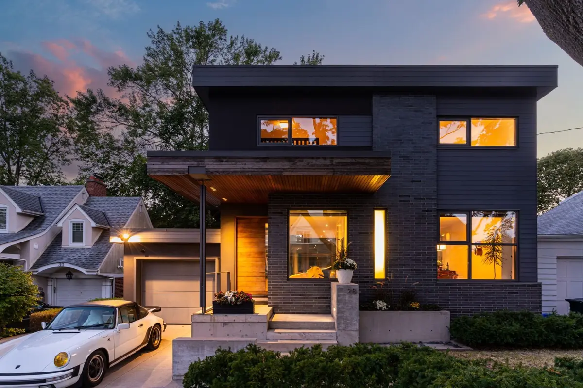 28 Beaucourt RD, Toronto W07, ON M8Y 3G2