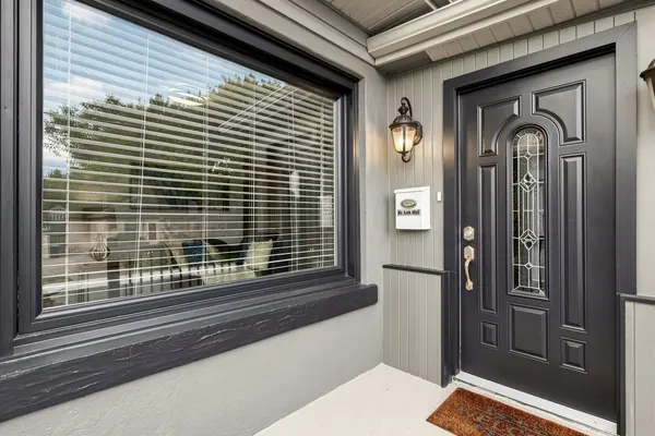 8 Villa RD, Toronto W06, ON M8W 1M5