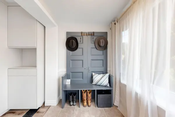 8 Villa RD, Toronto W06, ON M8W 1M5