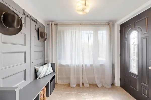 8 Villa RD, Toronto W06, ON M8W 1M5