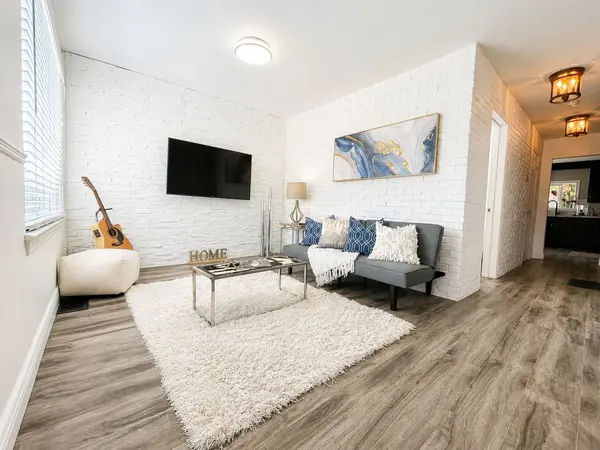 8 Villa RD, Toronto W06, ON M8W 1M5