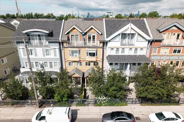 82 Woodbine AVE,  Toronto E02,  ON M4L 2A2