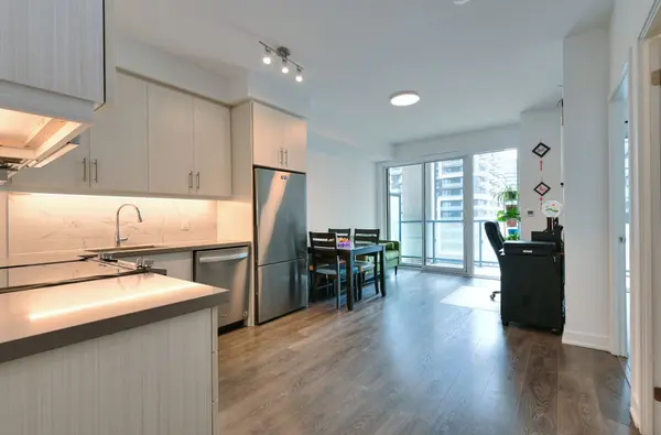 85 Oneida CRES #811, Richmond Hill, ON L4B 0H3