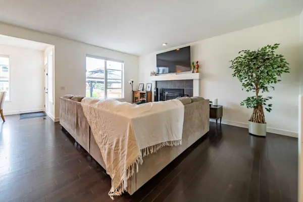 83 Auburn Glen LN SE, Calgary, AB T3M 0P9
