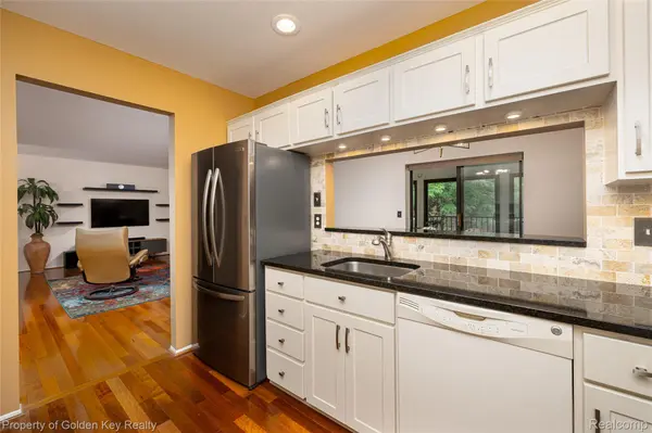 17955 University Park DR, Livonia, MI 48152