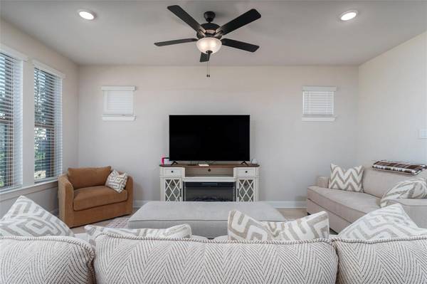 905 Carnation Drive, Crowley, TX 76036
