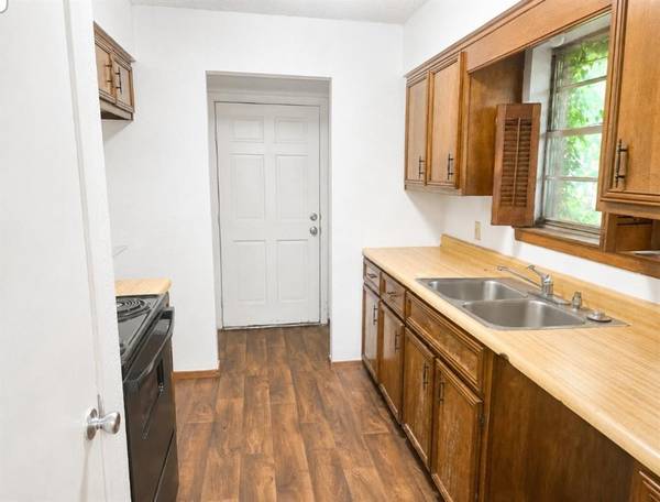 1860 W Kaufman Street, Paris, TX 75460